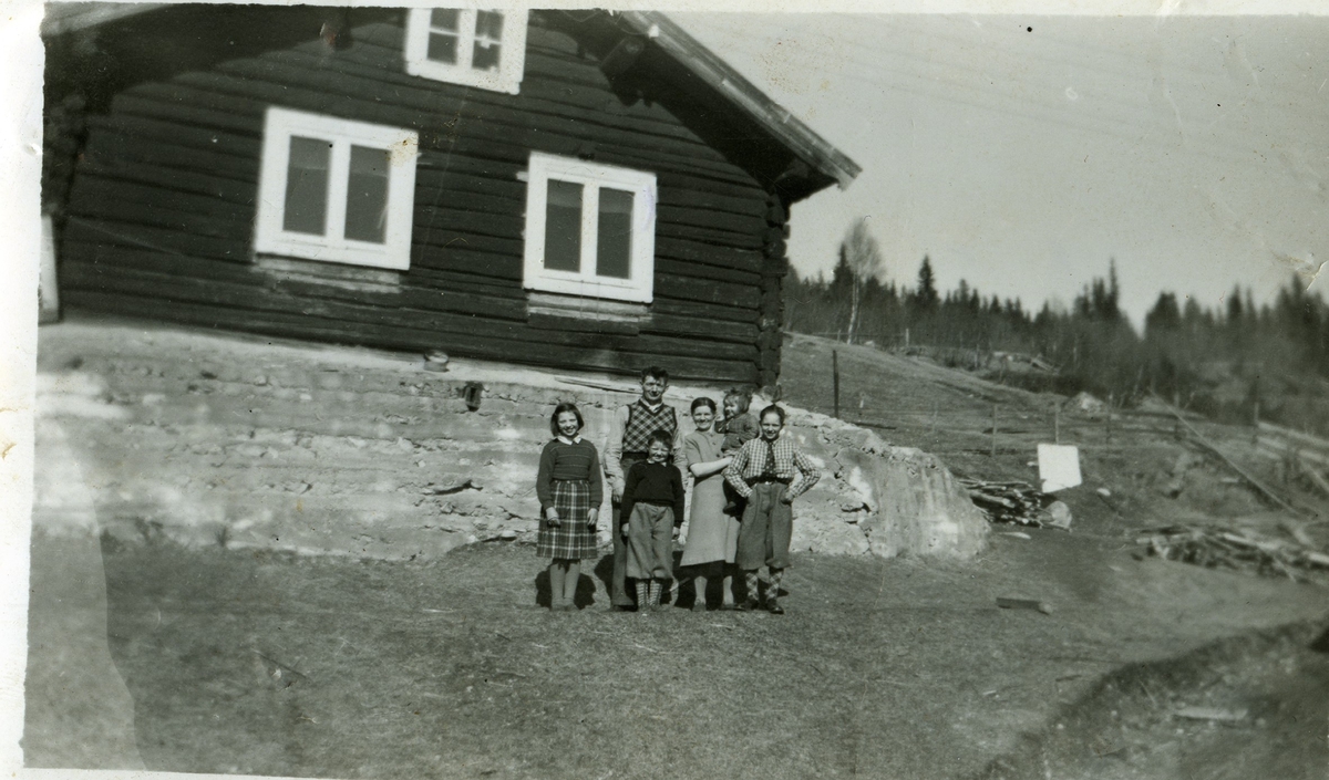 Gruppe,familie
Frå v.Margit,Erling,Ola Berget,Anne Knaldre Berget med Birgit på armen og Knut Berget