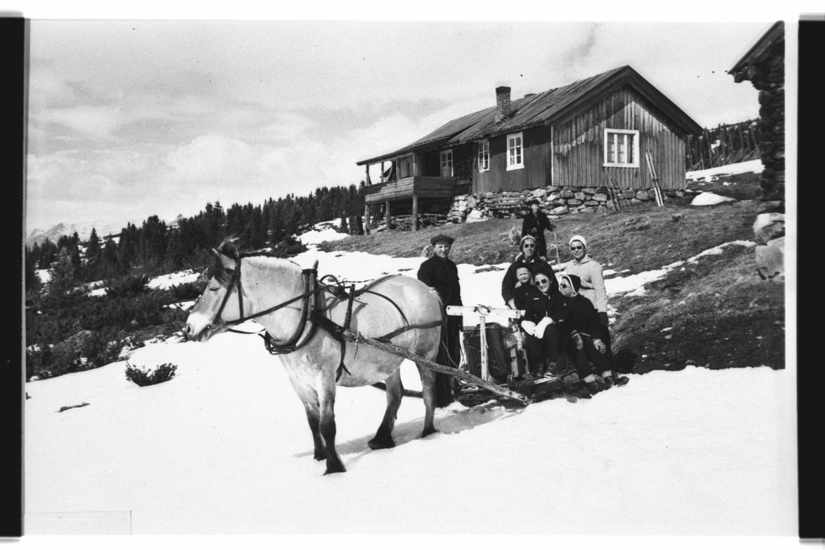 Påsketuristar på heimreise,
Ivar Smøttebråten er lengst til v.