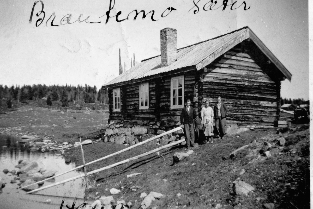 Familiegruppe på Brautemo,Haugavollen,frå v.Elling,Steingrim,Ragnhild og Live Haugen.Stølsbu,bukse,kjole