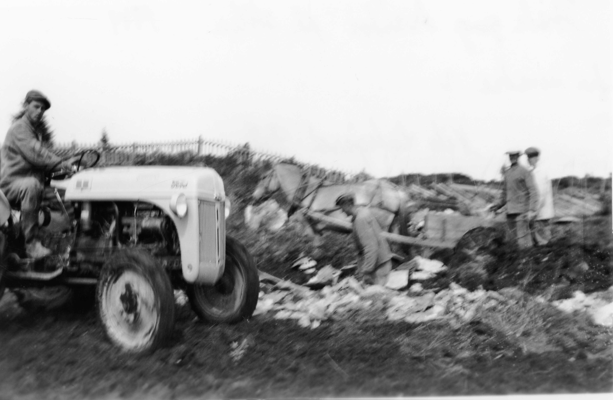 Fyrste traktoren på Lauvsjøen 1949.
Svein Bergheim på traktoren.
frå v.Nils Løstegård,Knut Løstegård og Kristian Weber Laumann.