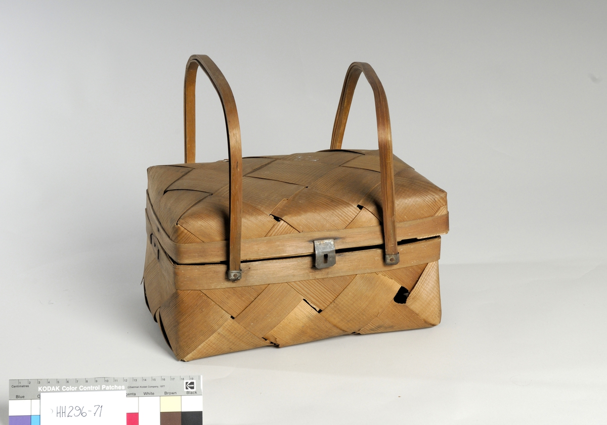 Form: Firkantet med lokk og 2 hanker. 