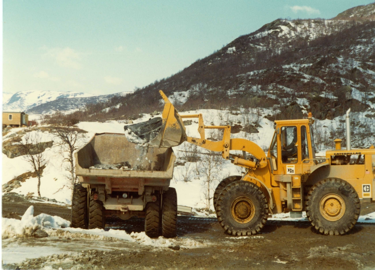 Oslo Lysverker. Kraftutbygginga. Ombygging dam Strandavatn 1974. Opplasting og transport ved Hallingbygg AS. Caterpillar hjullaster og dumper