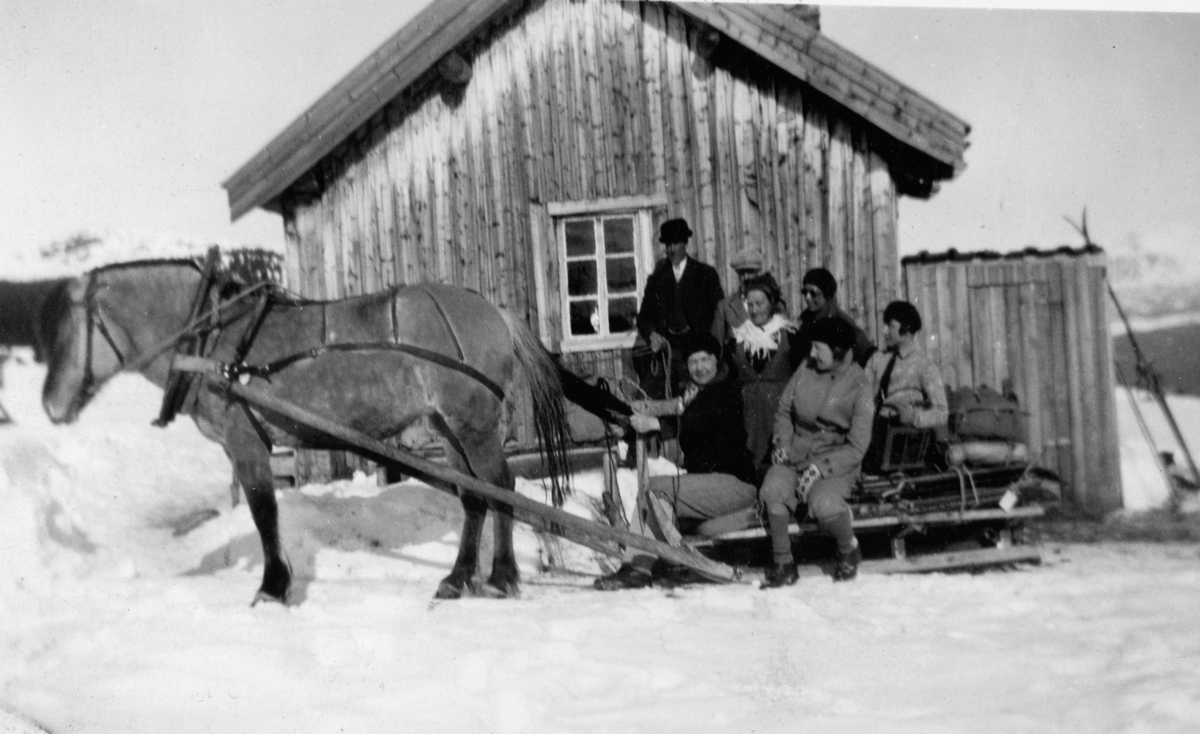 Gruppebilde av påsketurister.
Hest,slede,stølsbu.
Bak ved veggen venstre Ivar Brennhovd og Knut Lio.