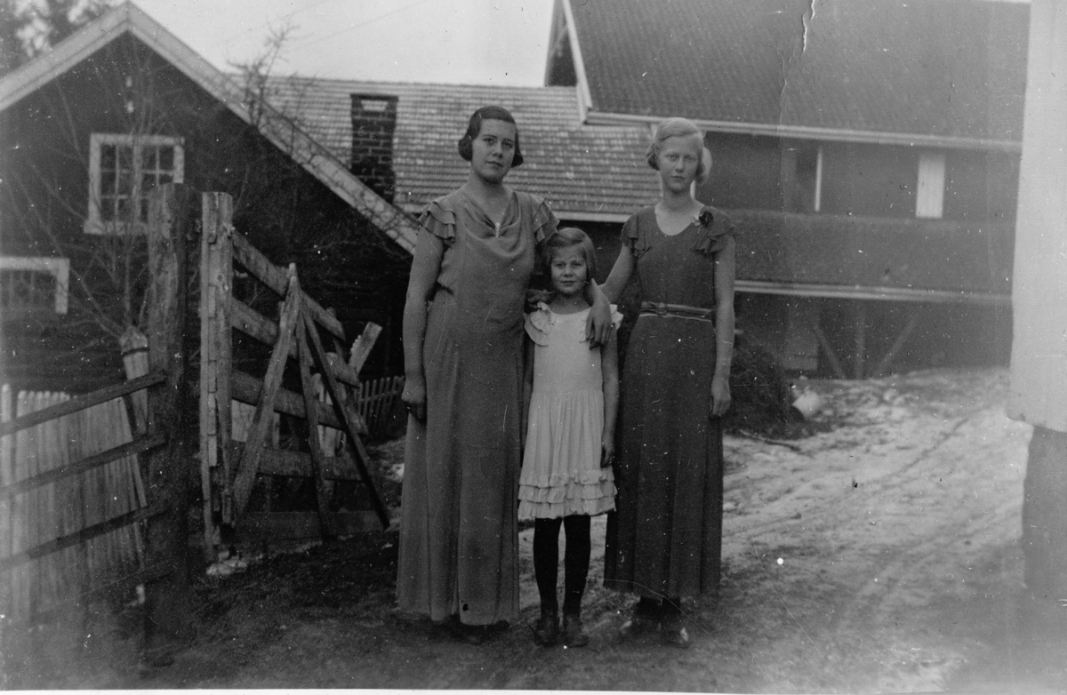 Gruppebilde
Frå v. Harda Andreassen, Olaug  og Ruth Sørsdal.