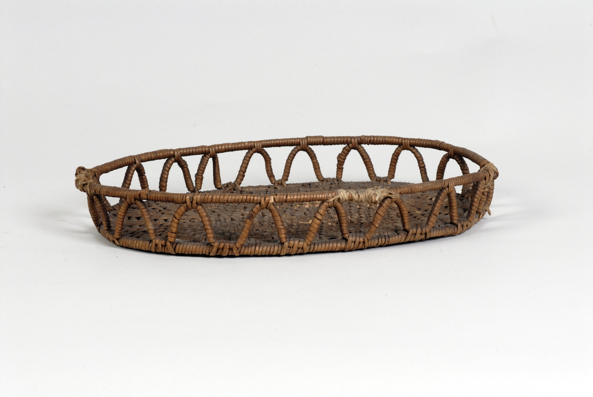 Oval brødkurv. Bunnen i tett mønsterbinding. Gjennombrutt side med siksak bord. 