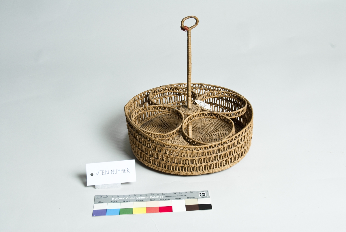 Rund flaskeholder med plass til fire flasker. 