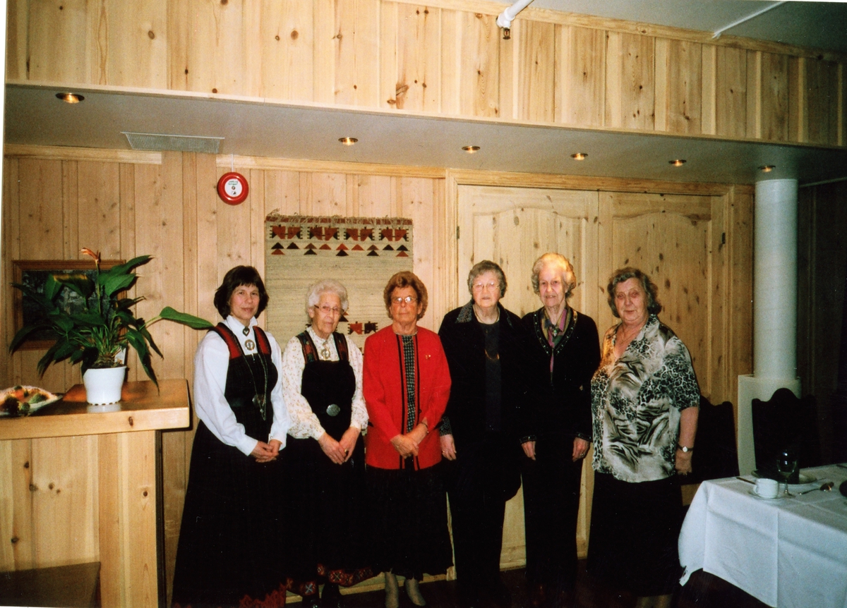 Asta Johannessen  Løvdokken fyller 85 år.
Frå v.Inger Marie Hammerstad Morland,Asta Johannessen Løvdokken,
Birgit Storla, Anna Hulen Skaga,Ingebjørg Otterdokken og Borghild Haugstad Bråten.