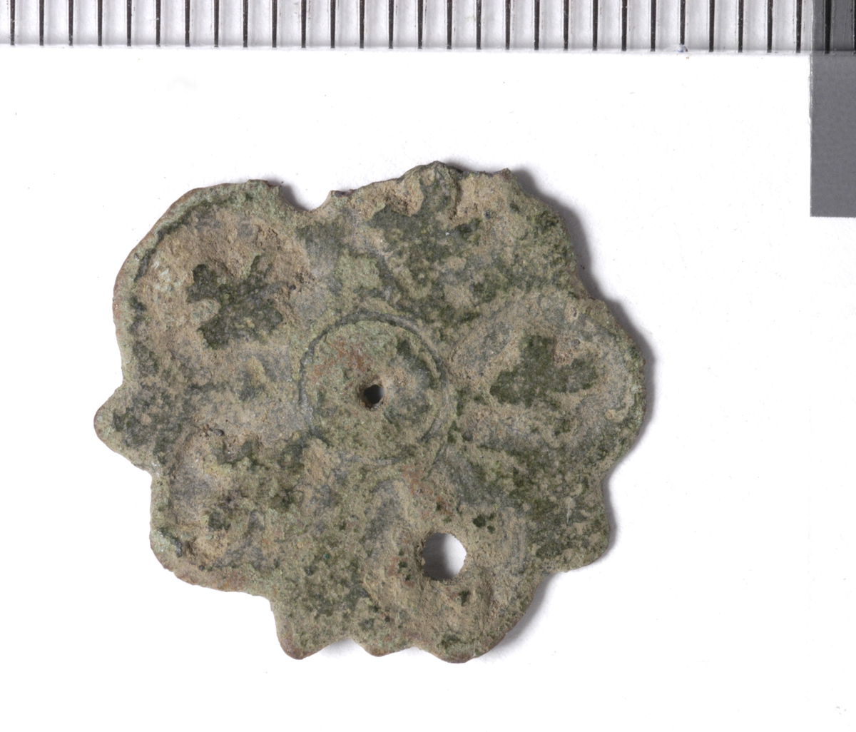 MALV: DIAM. 19 MM, 5-BLADET ROSETT MED LIKARMET KORS I HVERT BLAD. NOE FRAGMENTARISK. 
