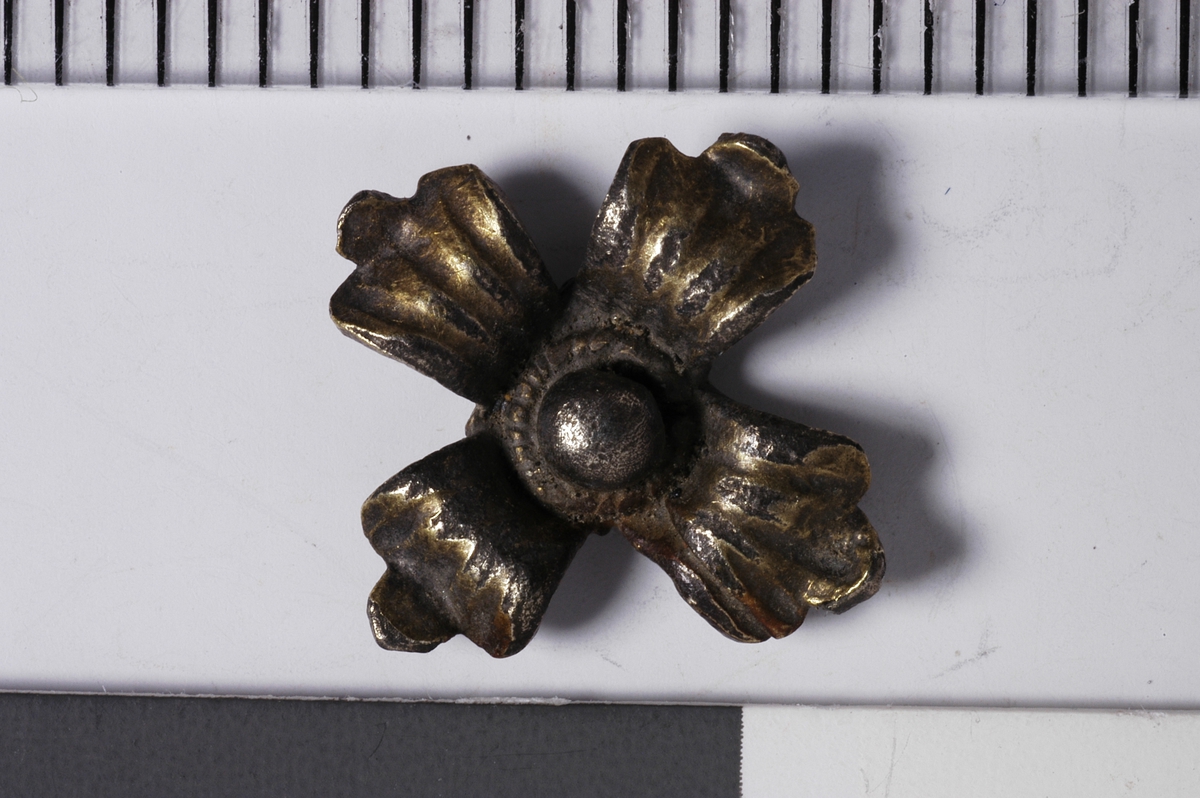 MALV: ST. B. 12, 1 MM, 4 BLADET ROSETT MED MIDTKNOPP. INGEN FESTEANORDNING. 