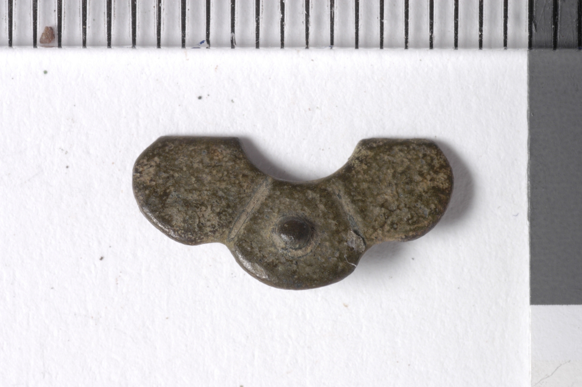 MALV: DIAM. 12, 9 MM, 3-BLADET. FRAGMENT. 1 STIFT SITTER IGJEN. STØPT. 