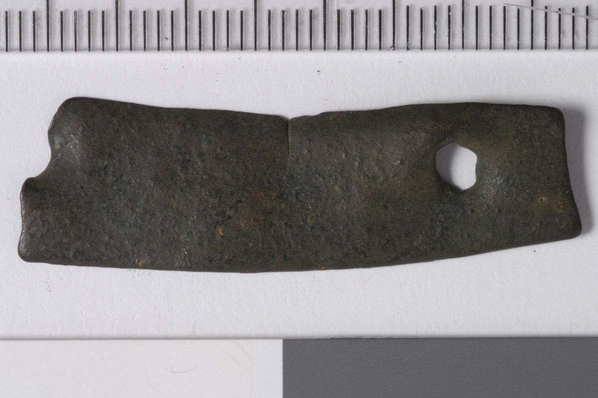 MALV: L. 40, 1  B. 12 MM, BÅNDFORMET, BUET. ET HULL OG FRAGMENT AV HULL. 