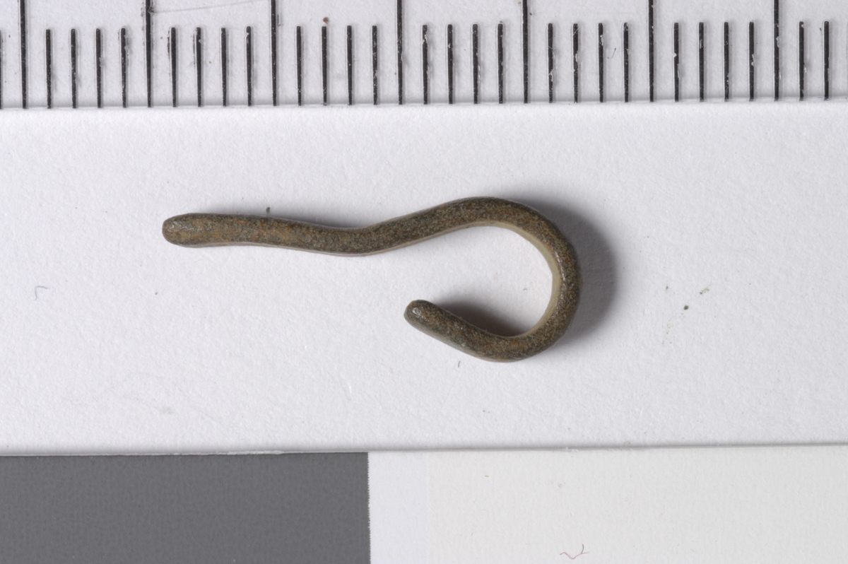MALV: L. 16, 5. B. 2, 1, T. 1, 5 MM, 2, 1 MM BREDT BÅND OMBØYET I ENE ENDEN OG SVAKTAVSMALNENDE MOT ENDEN. 