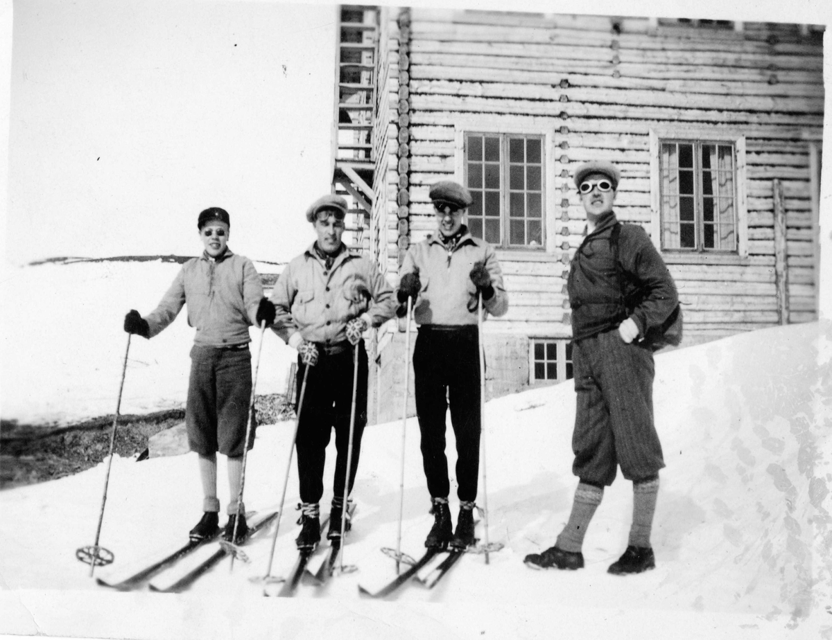 Gruppebilde
Strekkbukse, vindjakke, nikkers,solbriller,ski. staver,luer,ryggsekk.
Nr. 2 fra venstre: Hovde, Karsten Marinius