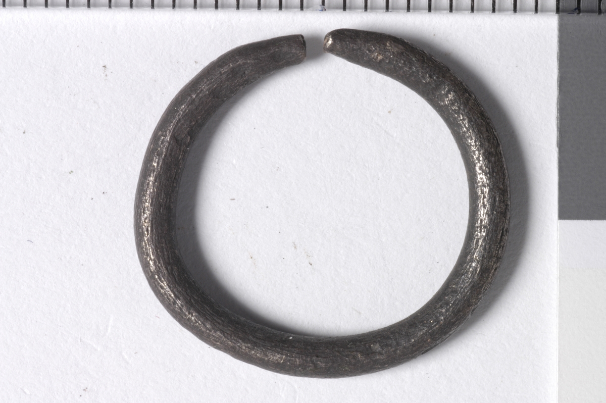 MALV: DIAM. 18 MM, DIAM. 2 MM, ÅPEN RING LAGET AV EN 2 MM TYKK METALLRING. TORNENMANGLER. UTEN DEKOR. 
