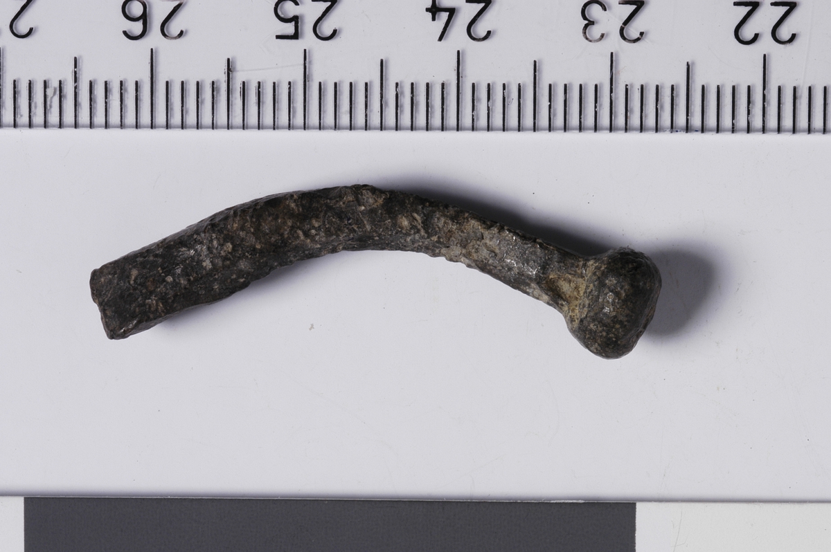 MALV: SE BESK., L. 37 MM, "SKAFT"-B. 4 MM, ENDEDIAMETER 8 MM. SKAFTET HAR REKTANGULÆRT TVERRSNITT, AVBRUKKET OG NOE SAMMENKLEMT. 