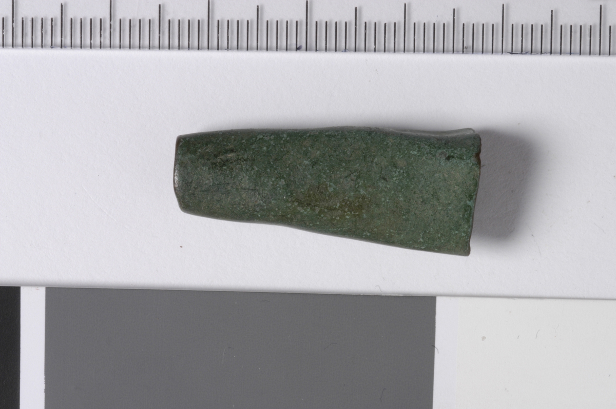 MALV: L. 30, 5, ST. D. 12, M. D. 9, 5 MM, FORM SOM AVKORTET KJEGLE. FORMET AV EN PLATE SOM ERBRETTET OVER HVERANDRE. 2 HULL FOR FESTE. 