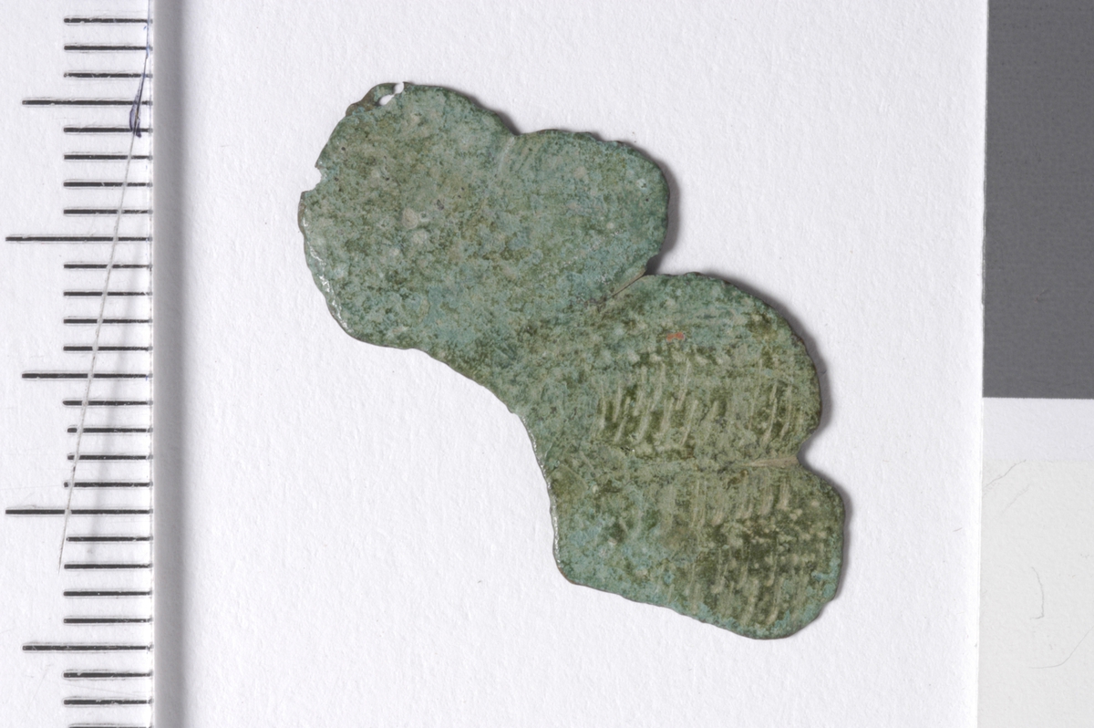 MALV: L. 25  B. 12, 5 MM, FRAGMENT MED BØLGET KANT. SPOR AV STREKDEKOR. 