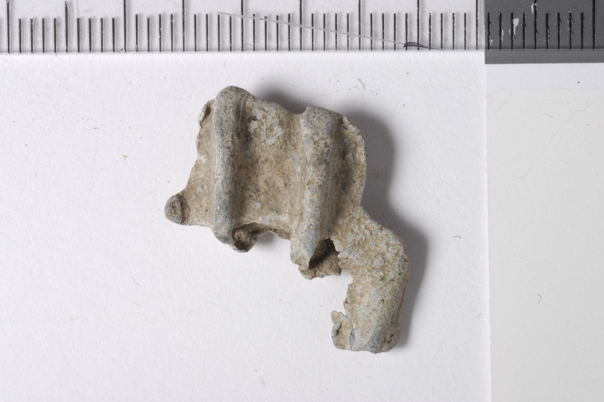 MALV: ST. L. 21 MM, FRAGMENTET ER BRETTET DOBBELT MED HULROM I MIDTEN. 2 VULSTER PÅ HVER SIDE. 