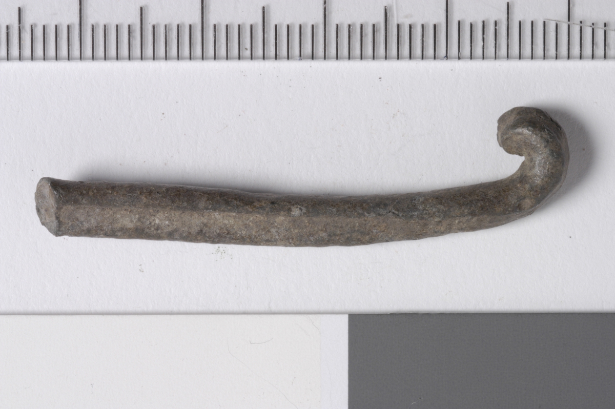 MALV: L. 43, 5  B. 5 MM, TRESIDET - TILNÆRMET OVAL I TVERRSNITT - BRUKKET IENE ENDEN - OMBØYET I ANDRE. 