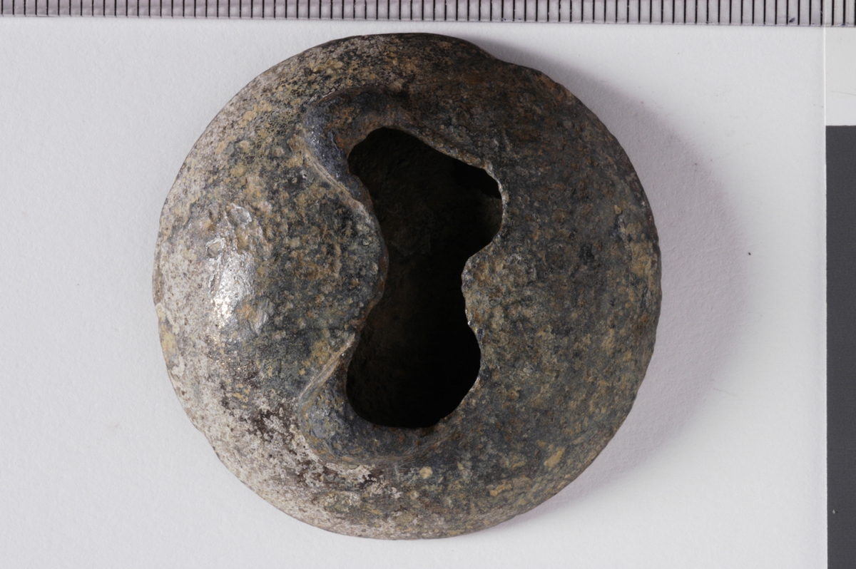 MALV: DIAM. 45 MM, DEN ENE SIDEN PLAN, DEN ANDRE HVELVET. DEN HVELVETESIDEN HAR ET UREGELMESSIG HULL. 