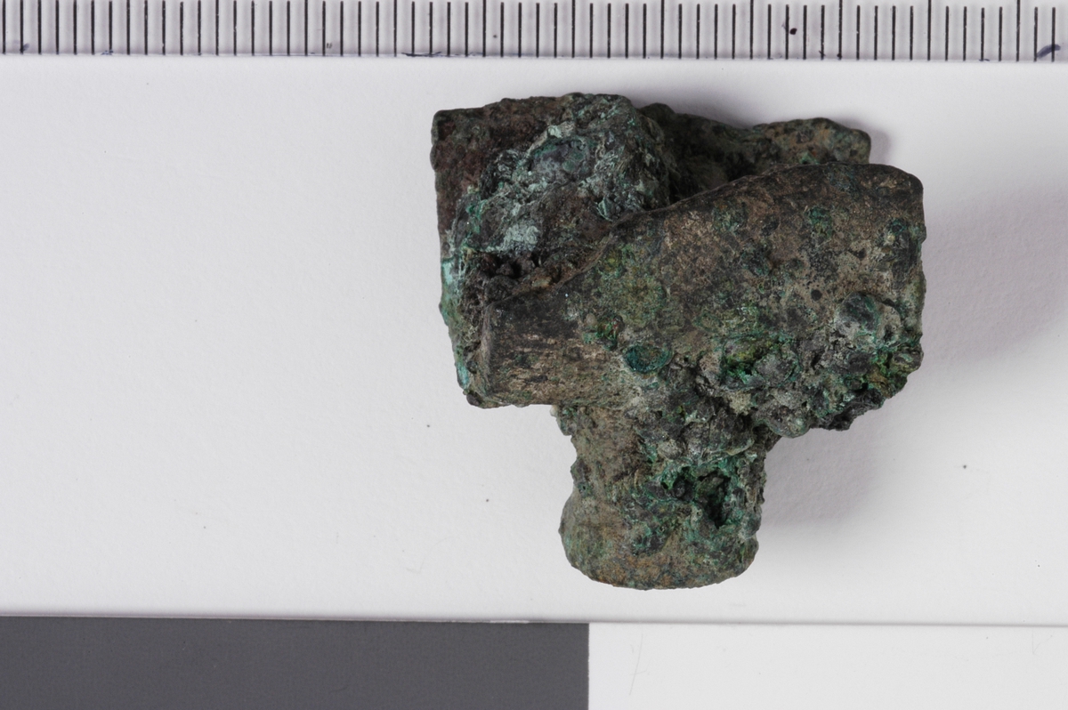 MALV: L. 25, HULLETS DIAM. 18, H. 27 MM, STØPT. 