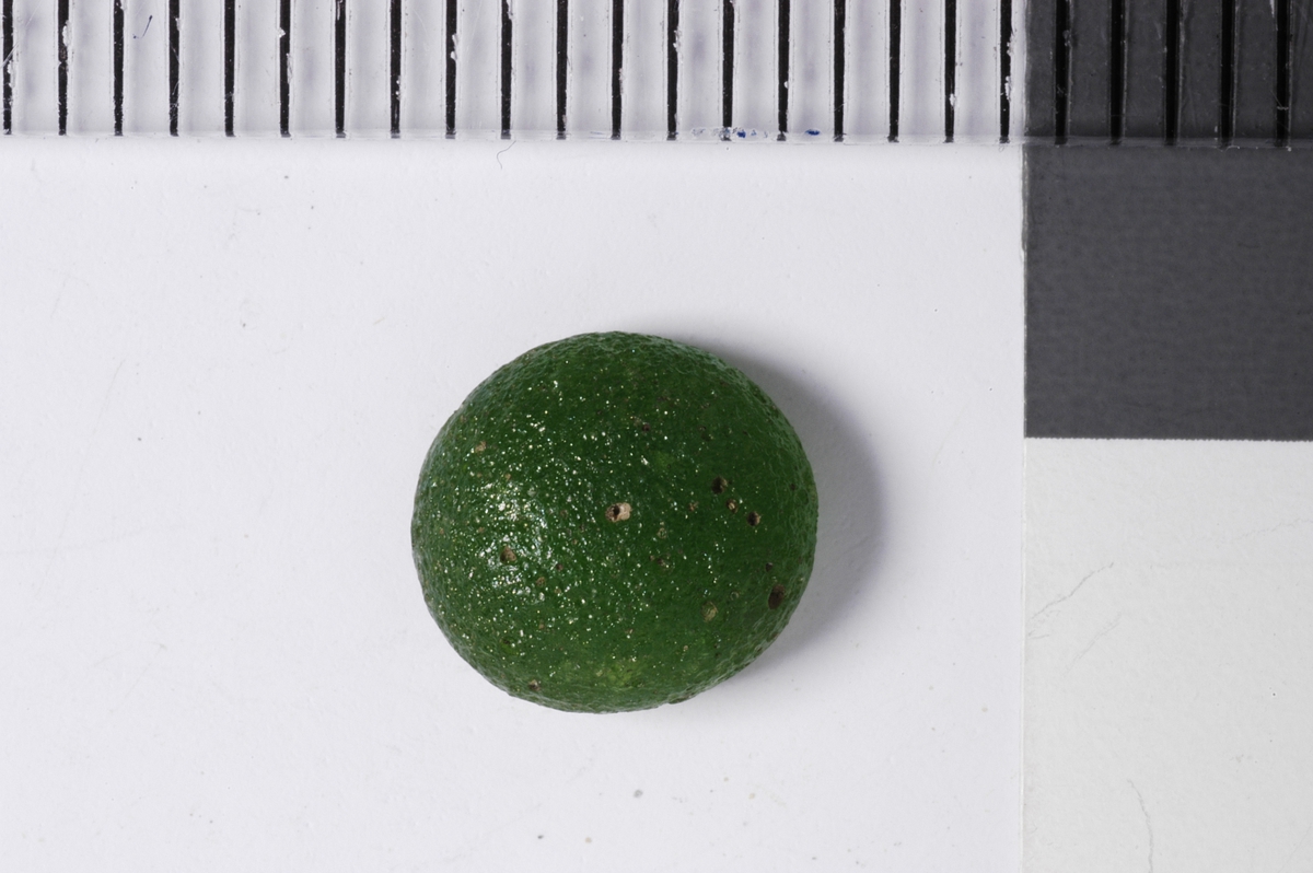 MALV: DIAM. 7, 5 MM, HALVKULEFORMET - KAN DET VÆRE INNFATNINGSSTEN TILRING ?
