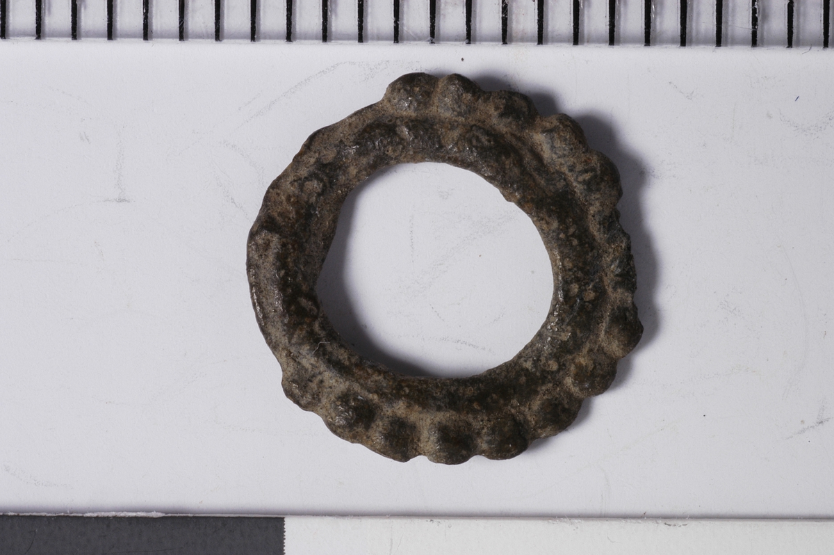 MALV: DIAM. 11  T. 2 MM, STØPT RING. 2. 3 AV YTTERKANTEN HAR PERLERAD. 