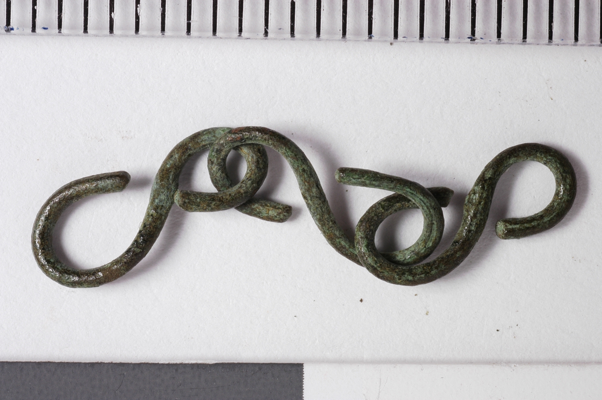 MALV: L. 24 MM, HVER LENKEDEL CA. 9 MM., LENKEN LAGET AV TRÅD - HVER DEL 8-TALL FORMET OGLENKET I HVERANDRE (3 DELER). REF. SE PER LUNDSTRØM: DE KOMMO RIDA.... PAVIKEN PLANSJE 3 - NR. 7. 