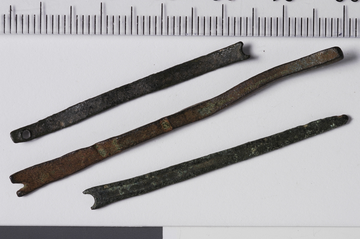 MALV: L. 45, 7  B. 3 MM, BÅNDFORMET - AVSMALNENDE MEN BUTT SPISS. NÅLØYET ERDEFEKT. KAN OG VÆRE SOM HK 4352. NB! LIGGER SAMMEN MED SYNÅLER. 