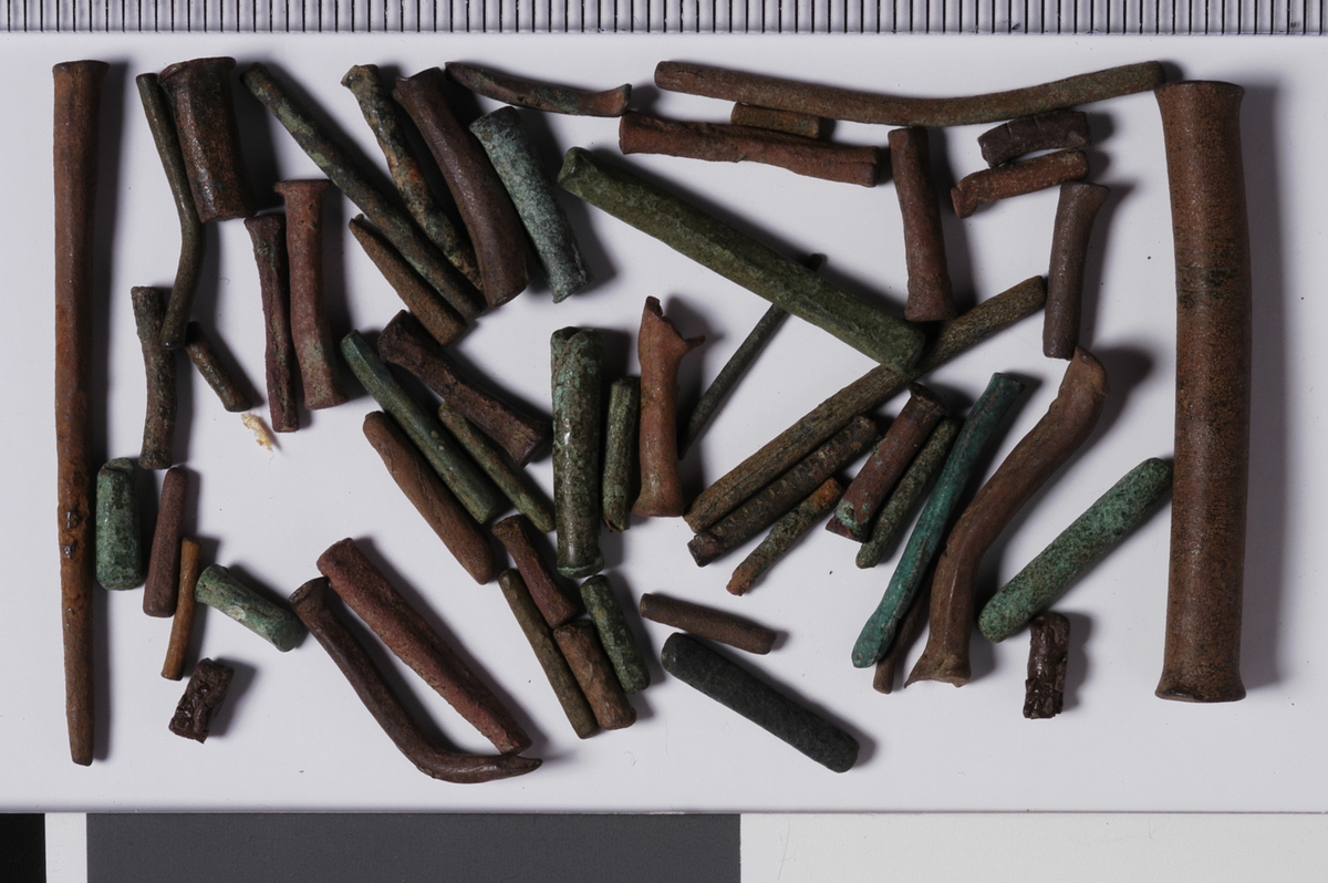 MALV: L. 7, 1-37, 6  DIAM. 2-4, 5 MM, RUNDT TVERRSNITT. DE ALLER MINSTE KAN TROLIG VÆRE BRUKT I KAMMER. EMNE TIL DISSE SE HK 477
