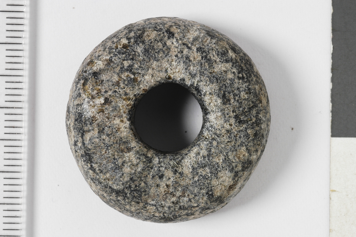 MALV: DIAM. 3, 1 CM T. 1, 0 CM, RUNDTT MED HULL I MIDTEN. PLAN UNDERSIDE, AVRUNDETOVERSIDE. 