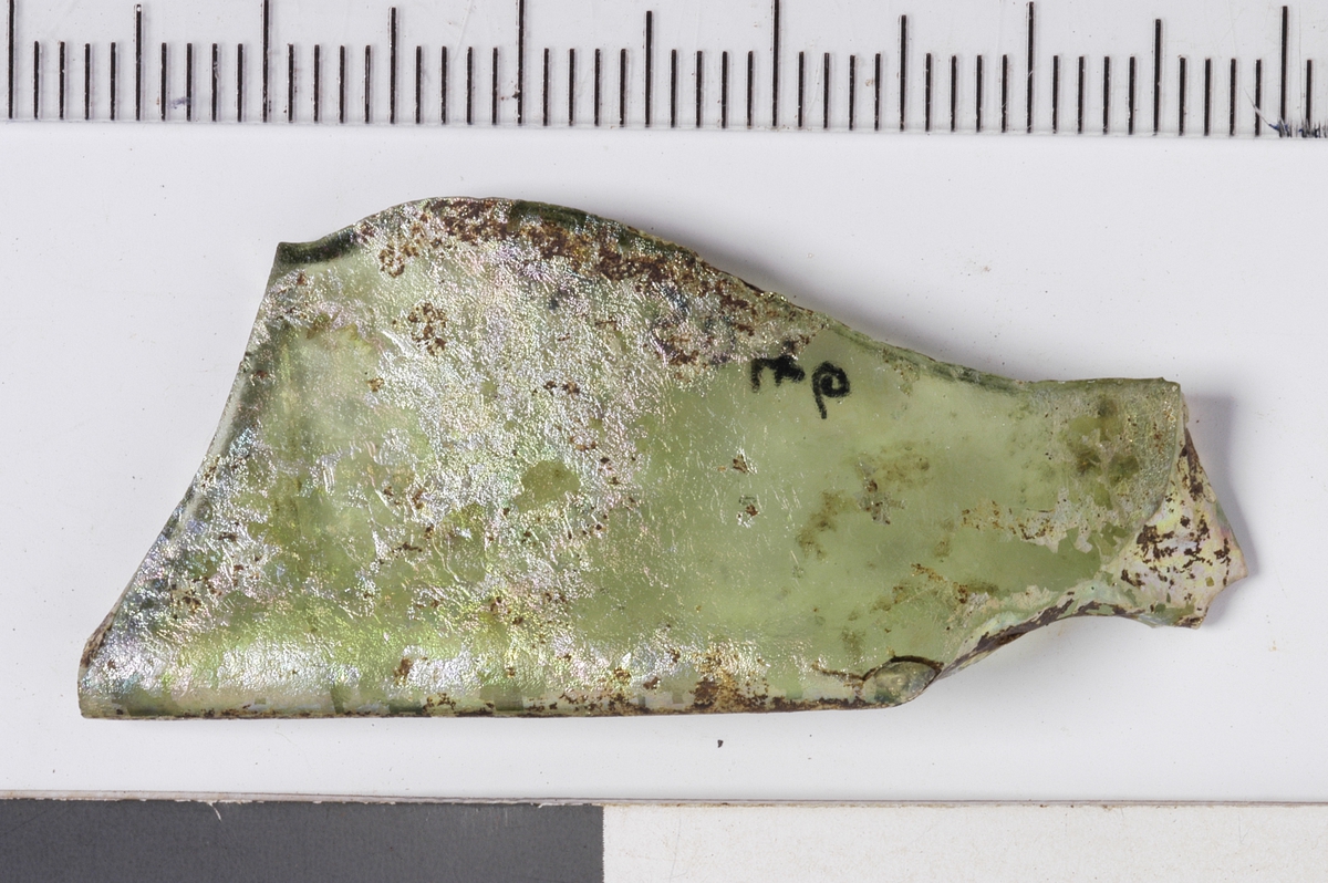 MALV: L. 4, 5 CM B. 1, 9 CM T. 2, 1 CM, GRØNLIG, MED AVRUNDET RAND, BØYD I ENE ENDEN. 