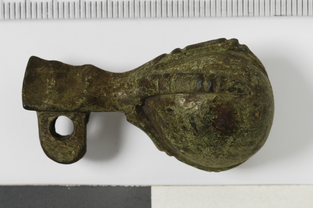 MALV: L. 43 MM ST. TYKKELSE 21 MM, FORM SOM EN FUGLEKLO SOM GRIPER OM ENN KULE. ØVERSTPÅ KLOA, ET ØRE FOR HENGSLING. 