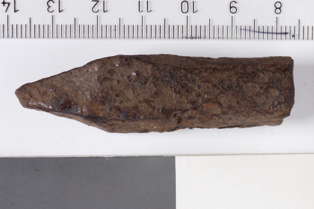 MALV: L. 60 MM  B. PÅ SPISS 20 MM, TYKK KORT SPISS MED KORT FAL. SOM. S. GRIEG. MIDDELALDERSKE BYFUNN. FIG. 279. HULL. 