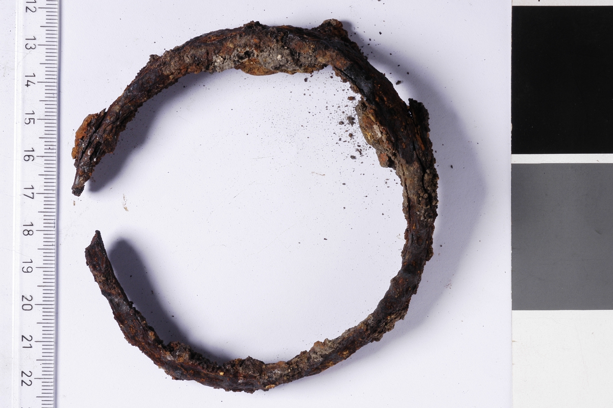 MÅL: DIAM. 98 MM, STOR RING MED ÅPNING. BREDDEN PÅ JERNET AVTAR MOT ÅPNINGEN. SVÆRT DÅRLIG FORFATNING.