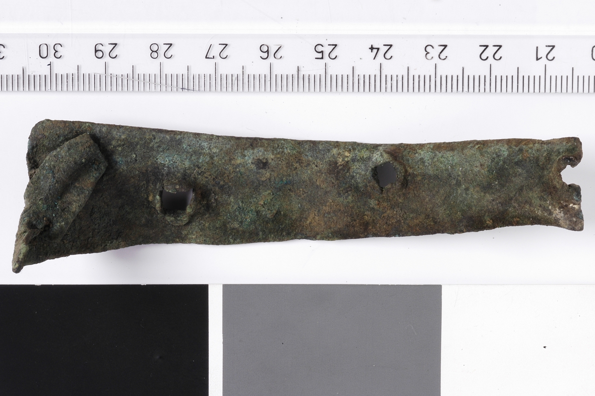 MÅL: L. 98 MM, AVSMALNENDE, EN DEL BØYD. 3 NAGLEHULL.