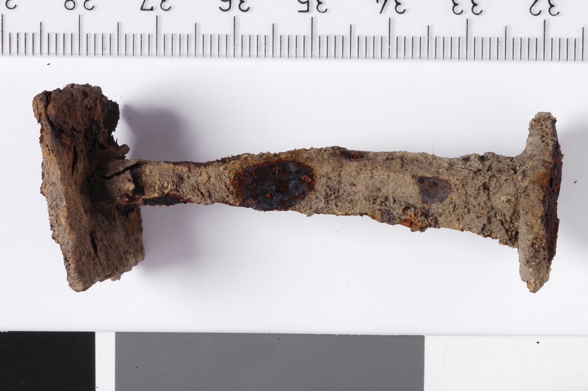 MÅL: L. 6, 4 CM, ET FIRKANTET HODE, ET DELVIS VEKKRUSTET.
