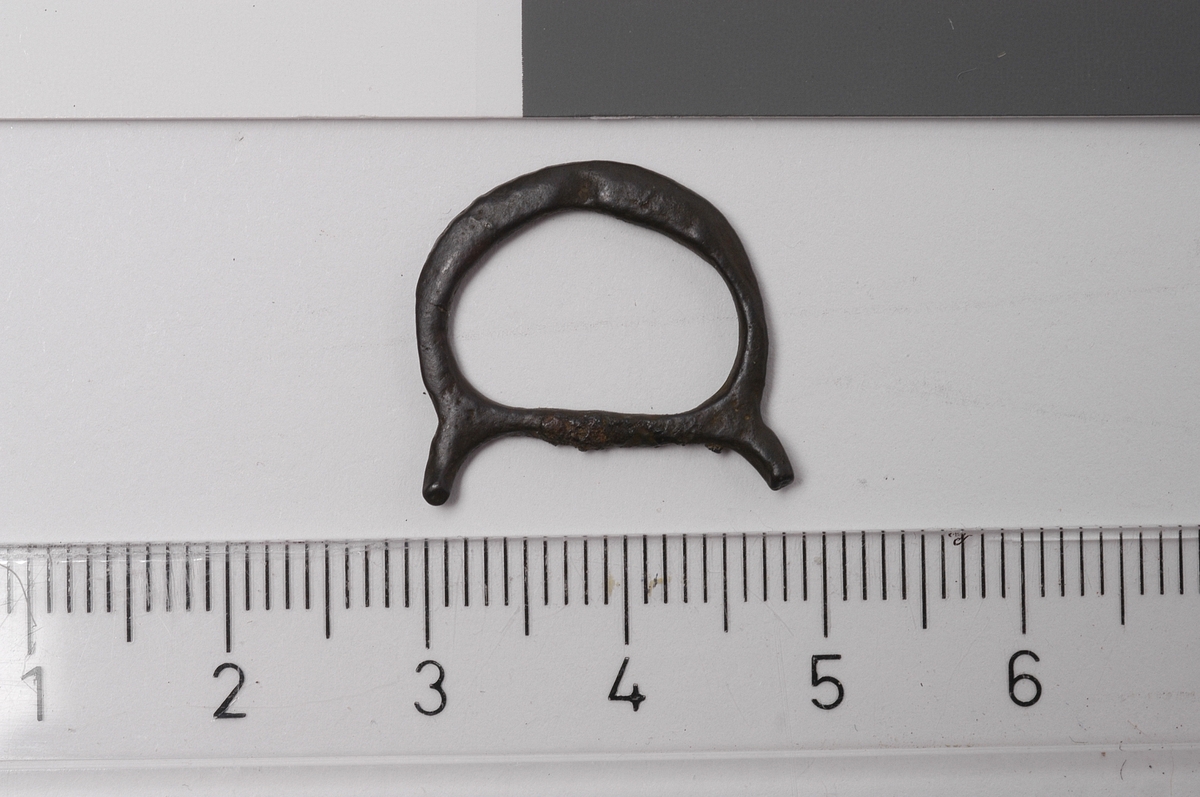 MALV: ST. M. 17, 7 MM, FRAGMENT AV DOBBELTSPENNE - MIDTSTOLPEN RETT, RAMMEN OVAL I FORM OG LAGET AV FLATT BÅND. 
