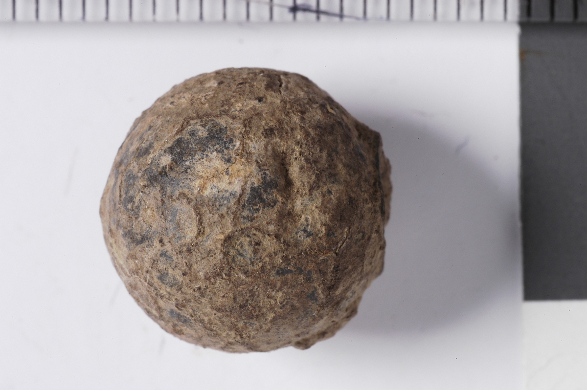 MALV: DIAM. 12 MM, RUND KULE MED RESTER AV STØPETAPPENE ?