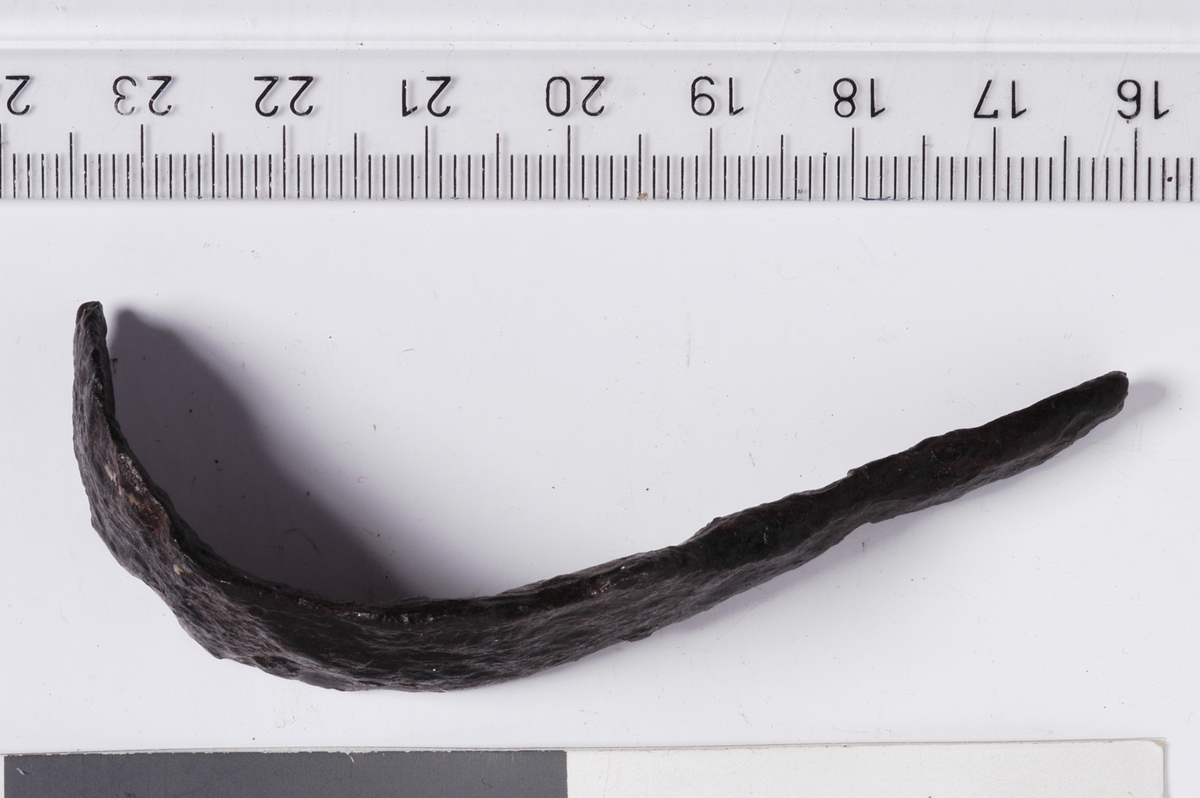 Bøyd pilespiss med fal på ene siden.