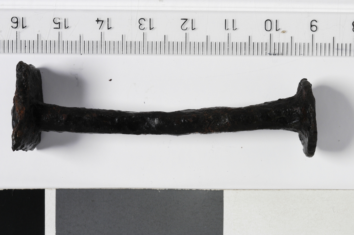 MALV: L. 68, 5 MM, KLINKNAGLE MED RUNDT HODE OG STILK OG KVADRATISKROPLATE. 