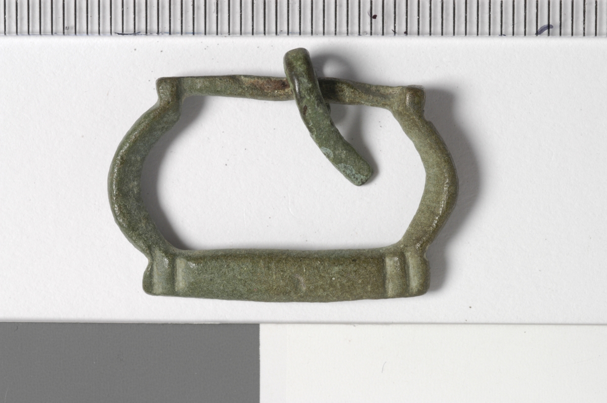 MALV: ST. M. 29, 5 MM, OVAL FORM. RAMMENS TYKKESTE DEL DER HVOR TORNSPISSENHVILER. TORNEN ER BRUKKET. 