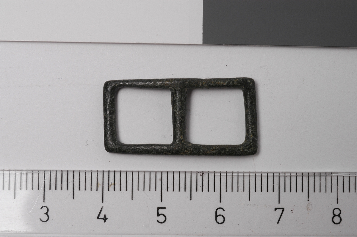MALV: 26*13 MM  B. 2 MM, REKTANGULÆR FORM LAGET AV ET 2 MM BREDT MATERIALEMED TILNÆRMET RUNDT TVERRSNITT. 