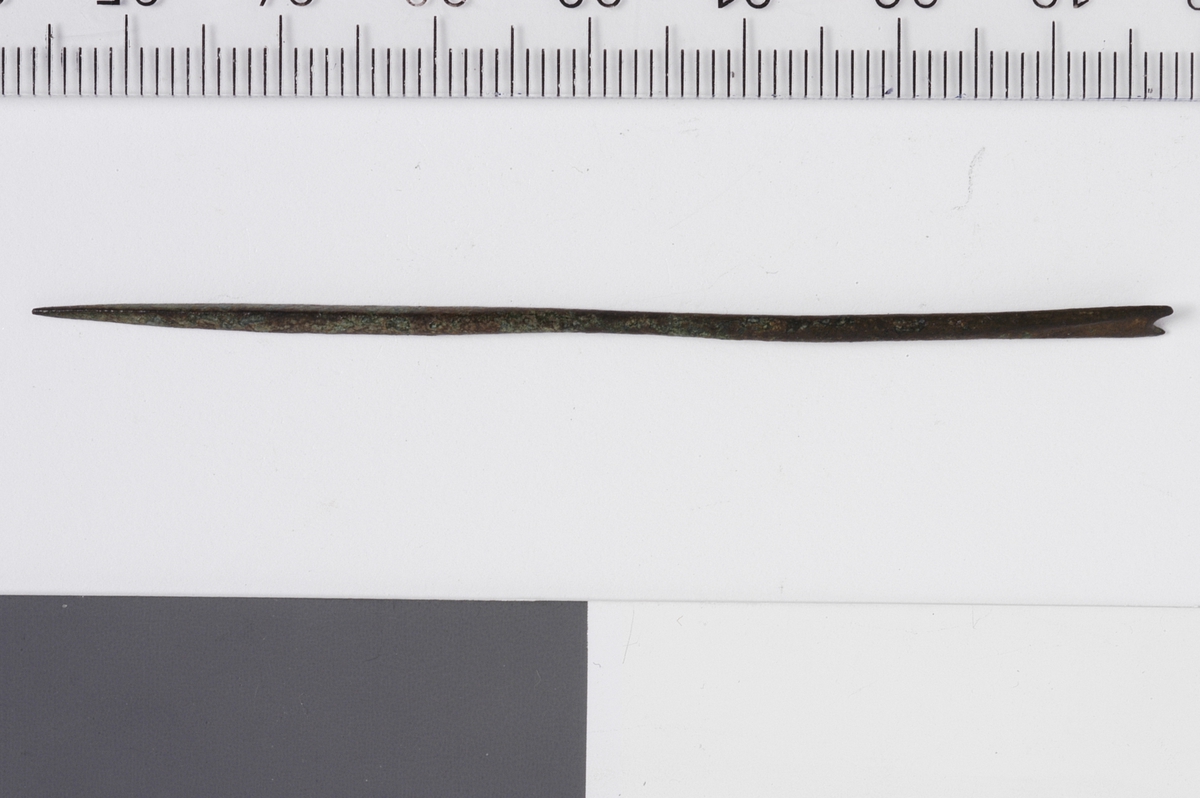 MALV: L. 74  DIAM. 1, 6 MM, NÅLEN UTFLATET I ØYEENDEN OG HAR TREKANTET TVERRSNITTI DEN ANDRE (SPISSENDEN). SELVE ØYET ER AVBRUKKET? - ELLER ER DETTE EN"RISSE"-NÅL?