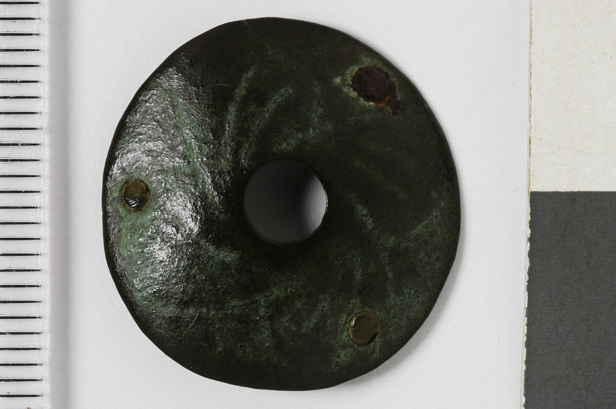 MALV: DIAM. 23, 9  T. 0, 9 MM, SVAKT HVELVET SKIVE MED PUNSET DEKOR. 3 NAGLER SITTERI. ET STORT HULL I MIDTEN. 