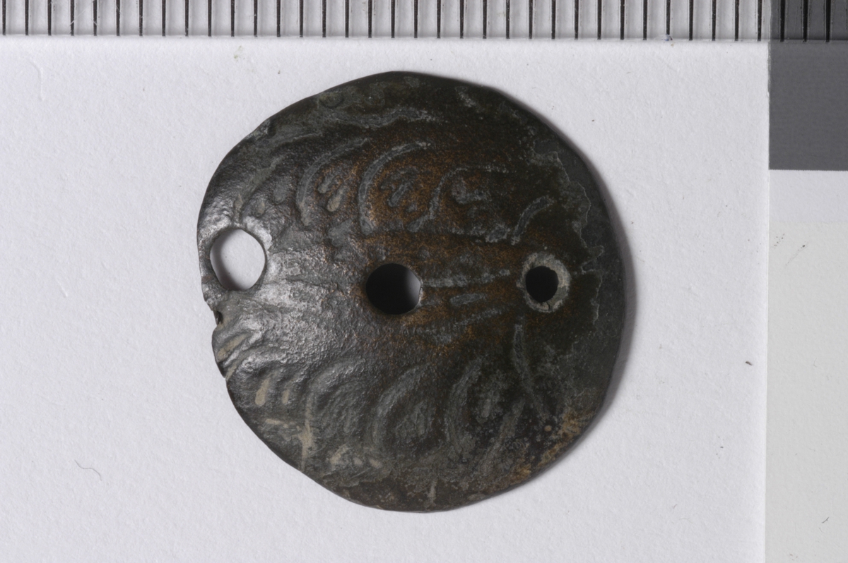 MALV: DIAM. 19, 5  T. 0, 9 MM, HVELVET, MED SKIVE MED HULL FOR FESTE. INNPUNSETDEKOR. 