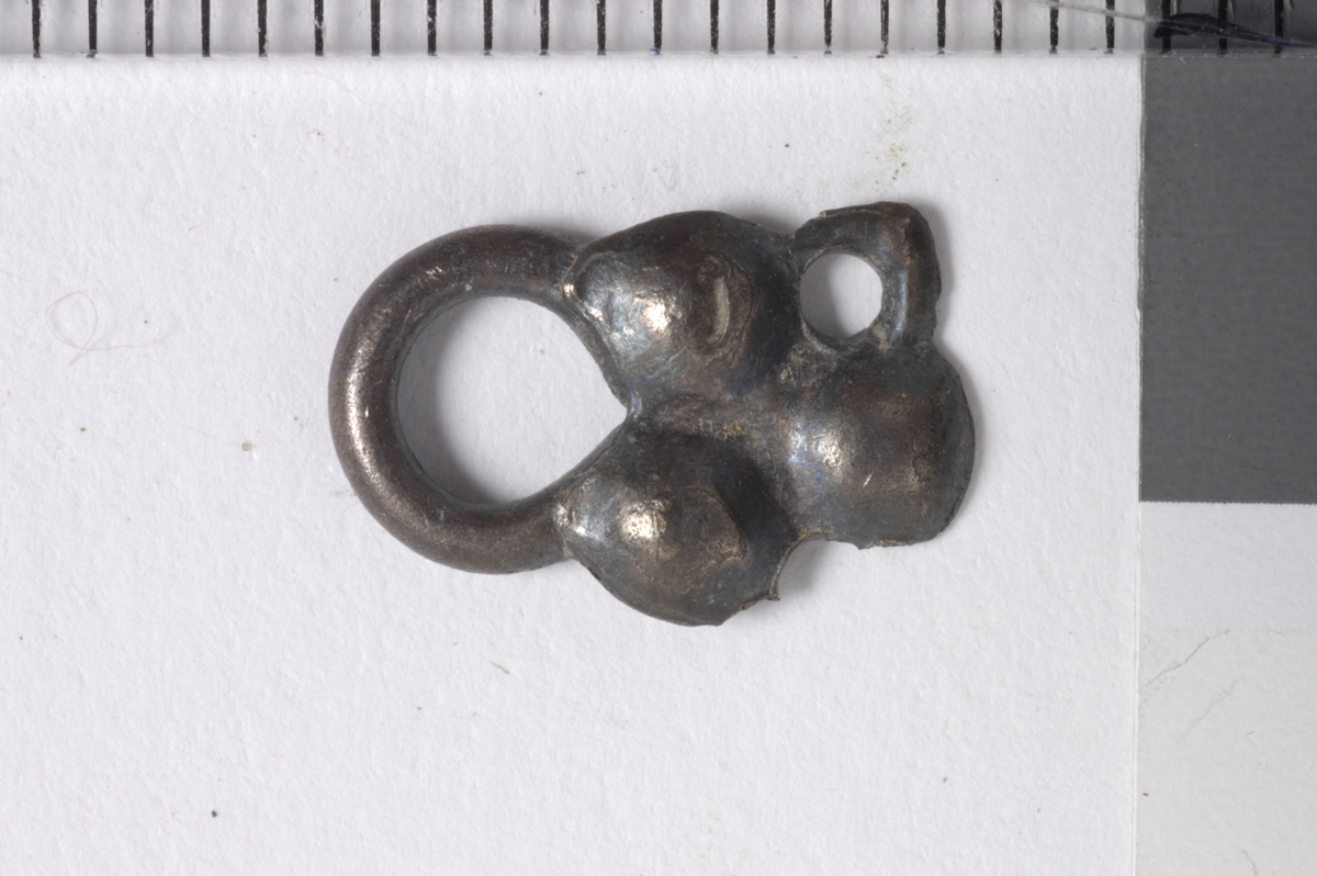 MALV: ST. M. 11 MM, GJENSTANDEN INNTAKT. 3 SAMMENHENGENDE SMÅ HVELVEDESKIVER MED HEMPE OG HULL. 