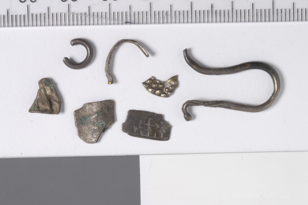 FRAGMENTER AV ORNAMENT. 