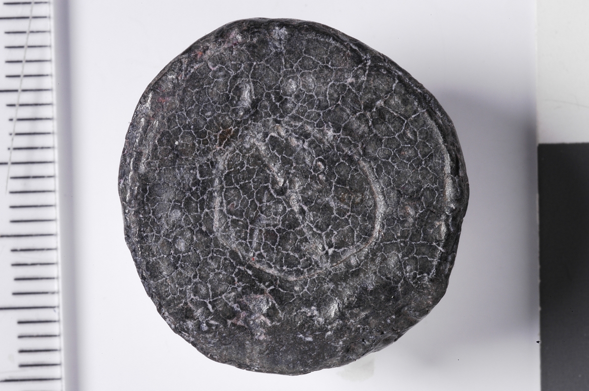 Hvedmotivet er trolig et bumerke i en korsform.