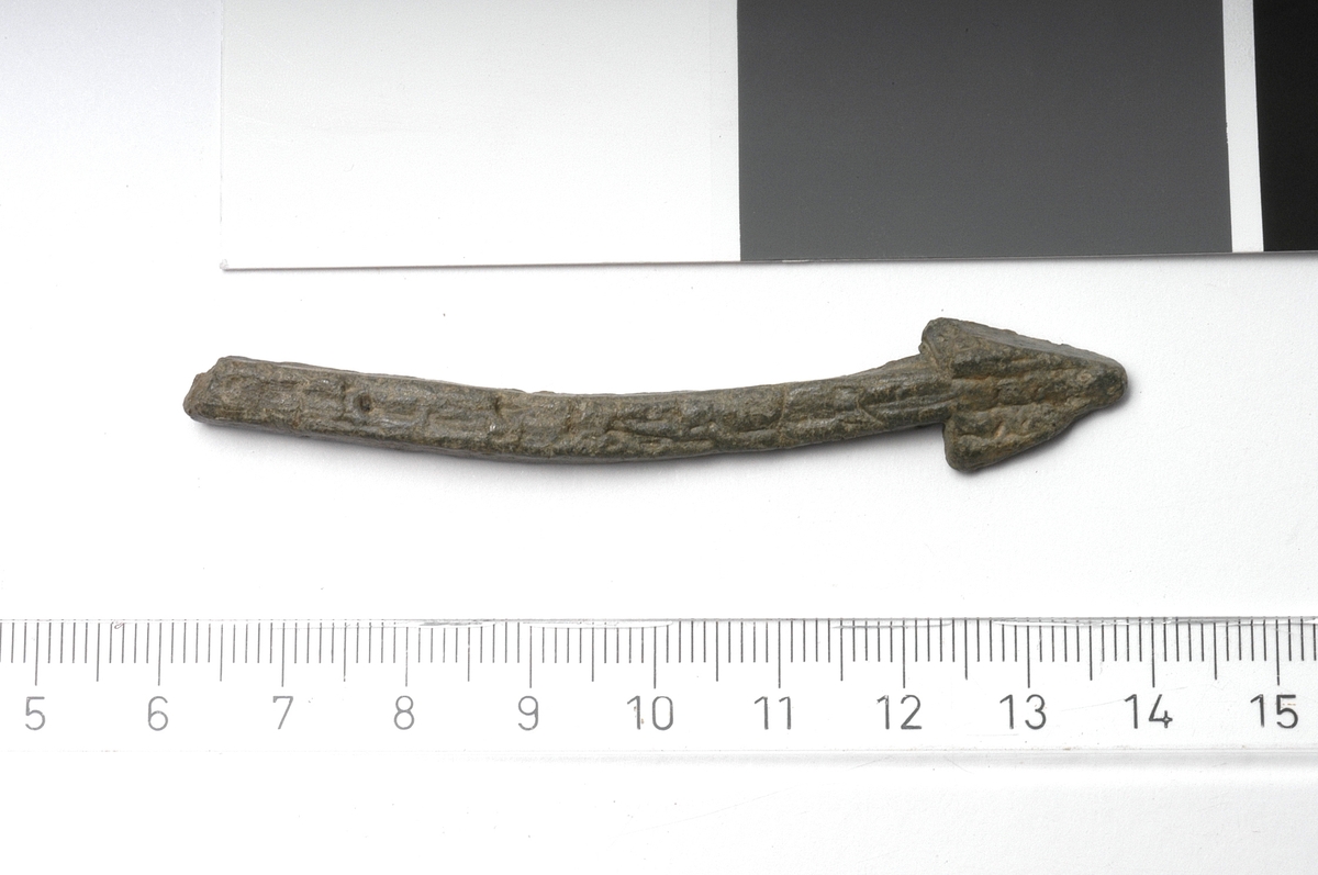 MALV: L:75, 5MM, 6*6MM, PILFORMET GJENSTAND. BRUKERNE USIKKER. DEN ENE SIDENER FLAT, OG DEN ANDRE HAR SPOR AV DEKOR. 